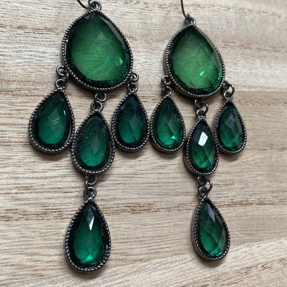 Green costume dangle earrings - Picture 3 of 11